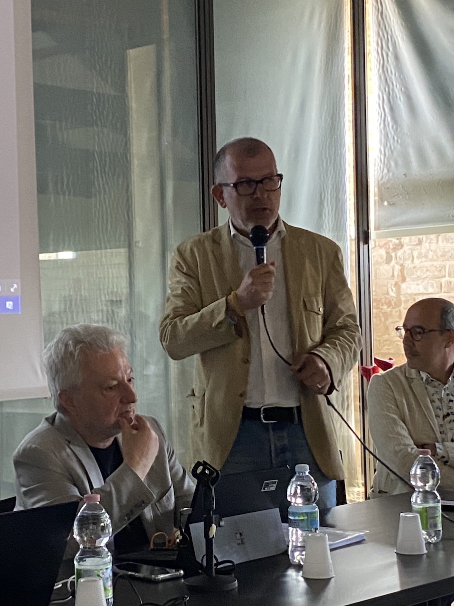 https://www.matteodaffada.it/wp-content/uploads/2025/05/Fontanellato.-Matteo-Daffada-convegno-vignaioli.jpg