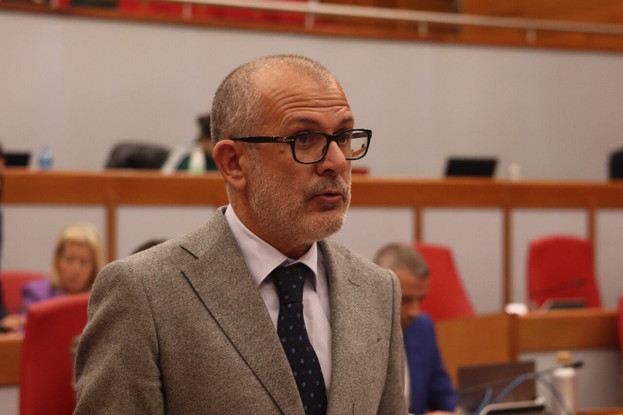 https://www.matteodaffada.it/wp-content/uploads/2025/10/Matteo-Daffada-in-Aula-Piano-Consulta-1280x853.jpg